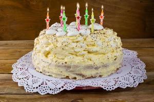 pastel de cumpleaños con velas sobre fondo de madera