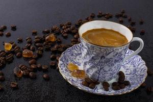 taza de café porclean y azúcar moreno foto