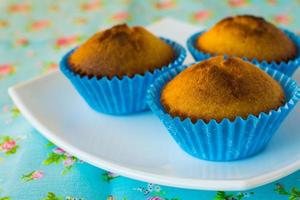 muffins sobre fondo azul foto