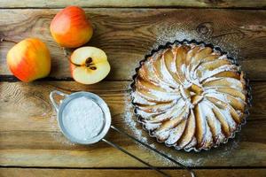 tarta de manzana con frutas frescas foto