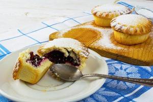 pastelito dulce en el plato blanco, cerrar foto