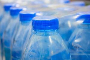 botellas de agua en envase de plástico foto