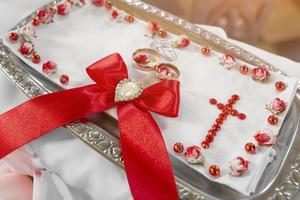 anillos de boda en un hermoso fondo en la iglesia de tonos rojos foto