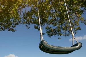 swing contra el primer plano del cielo azul foto