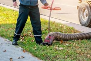 limpieza de hojas amarillentas en aspiradora de otoño foto