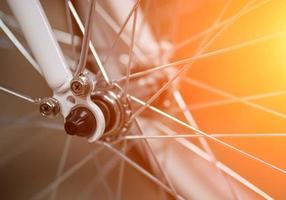 primer plano de rueda de bicicleta. radios de bicicleta foto