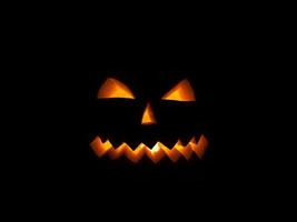 sonrisa de calabaza aterradora para halloween en un fondo negro. foto
