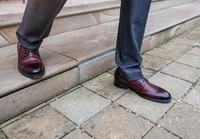 imagen elegante de un hombre, pies en primer plano de los zapatos