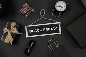 venta de viernes negro o concepto de promoción de compras en línea con varios accesorios de compras foto