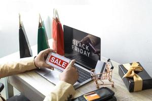 venta de viernes negro o concepto de promoción de compras en línea con varios accesorios de compras foto