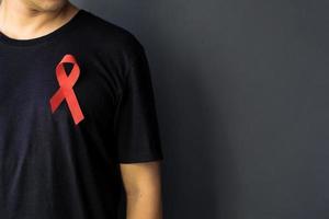 día mundial del sida y día mundial de la diabetes con un hombre que lleva una cinta roja de concienciación sobre el sida en el pecho. concepto de salud y medicina.