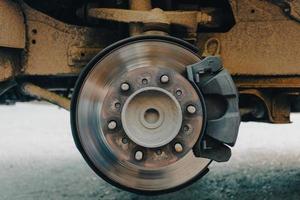 frenos de disco de coches viejos, furgonetas con neumáticos rotos estacionados al lado de la carretera para cambiar neumáticos en un garaje rural foto