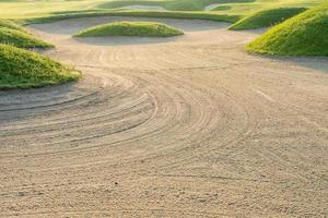 Fondo de arena de campo de golf, bunkers de obstáculos se utilizan para torneos de golf foto