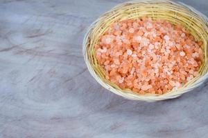 sal del himalaya rosa dieta para bajar de peso saludable, la sal del himalaya se originó en el himalaya en pakistán. tiene un color rosado porque contiene óxido de hierro.