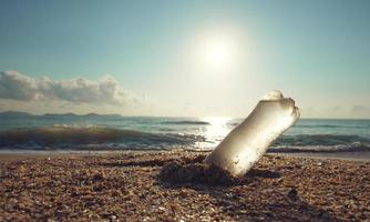 contaminación de botellas plásticas de agua en el océano. concepto ambiental. foto