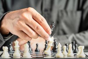 las manos de un socio de negocios masculino que confía en la estrategia después de jugar al ajedrez para analizar y desarrollar una nueva planificación. concepto de liderazgo y trabajo en equipo para la victoria y el éxito en los negocios. foto
