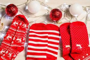 el calcetín colocado sobre una mesa de madera en la sala de estar. concepto para la temporada navideña, bola roja y blanca, luces, brillante, vacaciones, nadie, primer plano foto