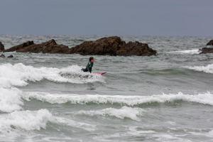 Bude, Cornwall, Reino Unido, 2013. Surf en Cornwall en malas condiciones
