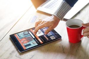 mujer comprando en línea en casa, negocios y concepto de estilo de vida moderno foto