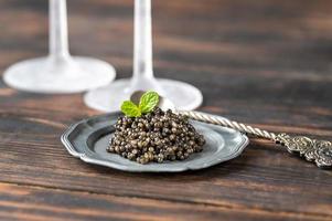 plato de caviar negro foto