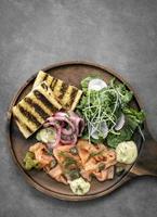 Plato de aperitivos de comida escandinava gourmet de salmón ahumado en el restaurante de Suecia