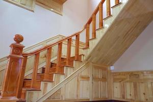 hermosas escaleras de madera. escalera dorada hecha de madera, protección de seguridad escaleras de madera arquitectura diseño interior de la escalera contemporánea y moderna de la construcción de viviendas.