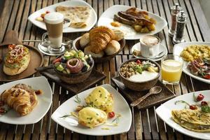 Gran selección de desayuno gourmet occidental platos mixtos en la mesa del restaurante foto