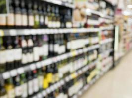 botellas de vino en la estantería de la tienda de vinos foto