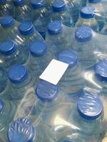 montón de botellas de agua en el supermercado foto