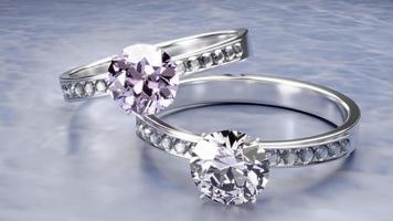 anelli di diamanti in oro platino decorati con tanti piccoli diamanti posti su una superficie di marmo. elegante anello di diamanti da sposa per donna. rendering 3D video
