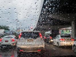 tráfico en día lluvioso foto