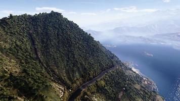 paisaje natural, montañas, bosques, toma aérea, representación 3d realista foto