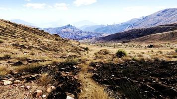 desierto caliente en antena de un vasto paisaje en la superficie de la tierra 3d renderizado foto