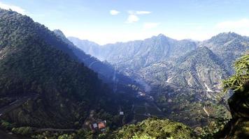 paisaje natural, montañas, bosques, toma aérea, representación 3d realista foto