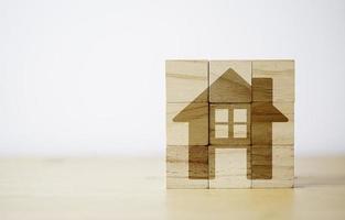 pantalla de impresión de la casa en bloque de cubo de madera para el concepto de seguro de activos. foto