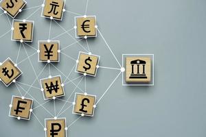 el icono de la banca central conecta el vínculo con el signo de la moneda, que incluye el dólar estadounidense, el euro, el yen, el yuan y la libra esterlina para el cambio y la transferencia de dinero global o el concepto de divisas.
