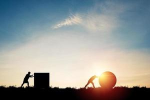 silueta de un hombre empujando el círculo liderando la carrera contra el hombre empujando un icono rectangular para una idea de pensamiento creativo inteligente y un concepto de estrategia empresarial. foto