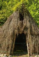 réplica de la casa de la cultura mesolítica de puertas de hierro de los balcanes en lepenski vir, serbia foto