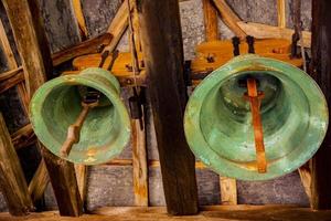 viejas campanas del monasterio de pedro y pablo en grliste, serbia foto