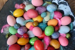 coloridos huevos de pascua foto