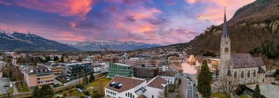 vista aérea de la catedral de st. florín en vaduz, liechtenstein. foto