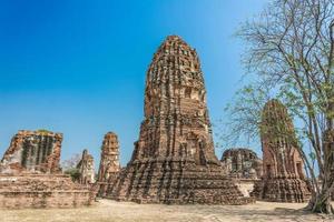 ruinas y antigüedades de tailandia en el parque histórico de ayutthaya turistas de todo el mundo decadencia de buda foto