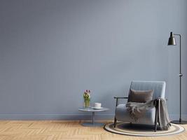 maqueta de la pared interior de la sala de estar en tonos oscuros y sillón azul con mesa de centro.