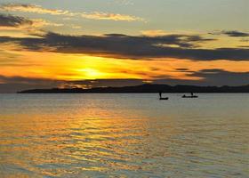 amanecer por la mañana paisaje marino hermosa naturaleza en el sur de tailandia y pescador de barcos foto