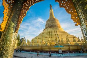 el shwemawdaw paya, la pagoda más alta de myanmar, ubicada en bago, las antiguas capitales de myanmar. foto