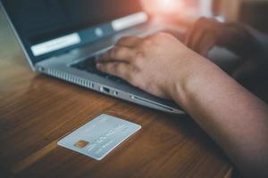 banca de crédito comercial y servicio de compras en línea, primer plano de manos de mujeres de negocios usando tarjeta de crédito para pagar compras en línea en la web de comercio electrónico en una cafetería. pago de compras con tarjeta de crédito foto