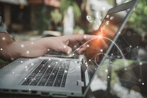 la mano del dedo de la mujer de negocios señala el monitor de la computadora portátil mientras accede a la información bancaria que se conecta con la pantalla virtual para el intercambio de dinero. conexión de red de internet de tecnología para negocios financieros foto