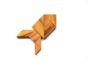 Tangram de madera en forma de cohete sobre fondo blanco. foto