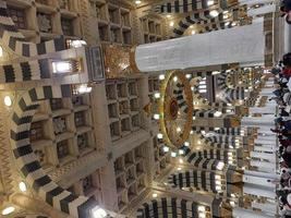 madinah, arabia saudita, diciembre de 2021: los visitantes de todo el mundo están ocupados recordando a allah en diferentes partes de la mezquita de los profetas en madinah. foto