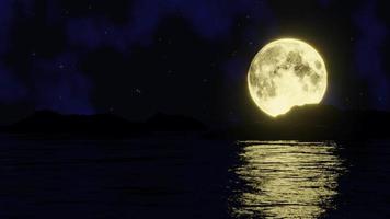 fenómeno astronómico la luna llena de color amarillo dorado se refleja en el mar. la sombra de la isla en el océano el cielo tiene muchas estrellas. ondas en el mar por la noche. representación 3d video